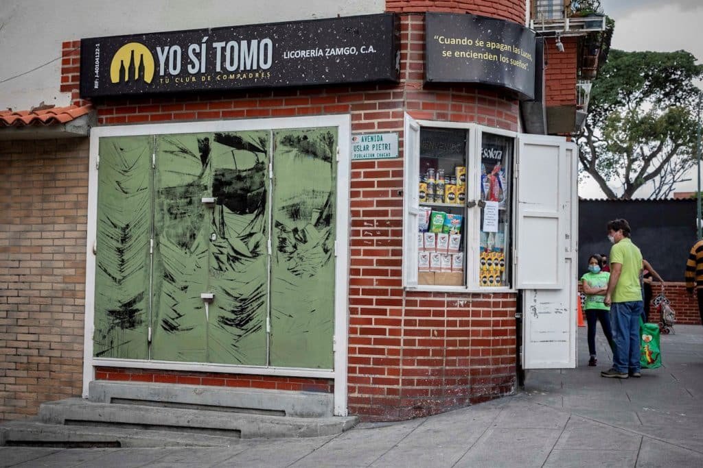 Venezolanos desoyen la prohibición de alcohol: “¿Quién dijo que porque hay ley seca yo no puedo beber?”