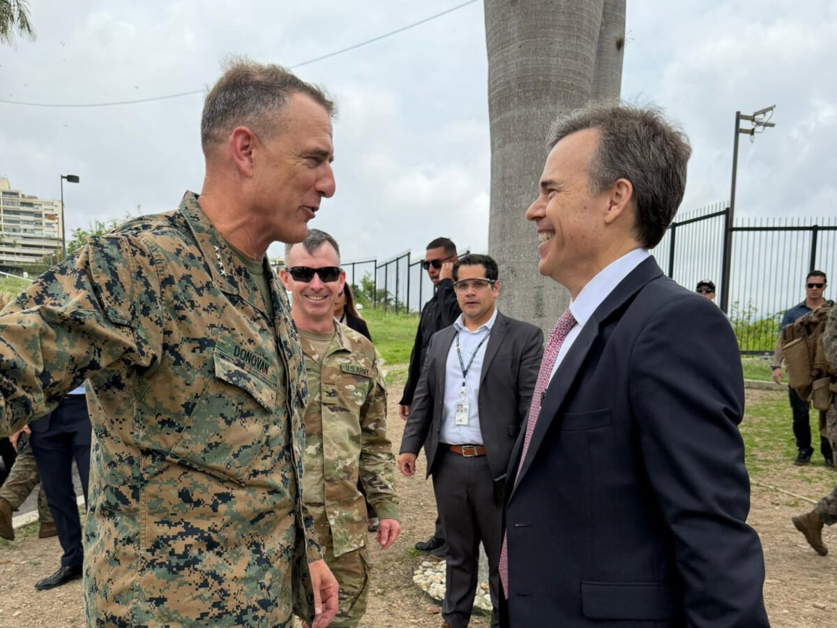 Jefe del Comando Sur viajó a Caracas durante el “ejercicio de respuesta militar” en la embajada de EE UU