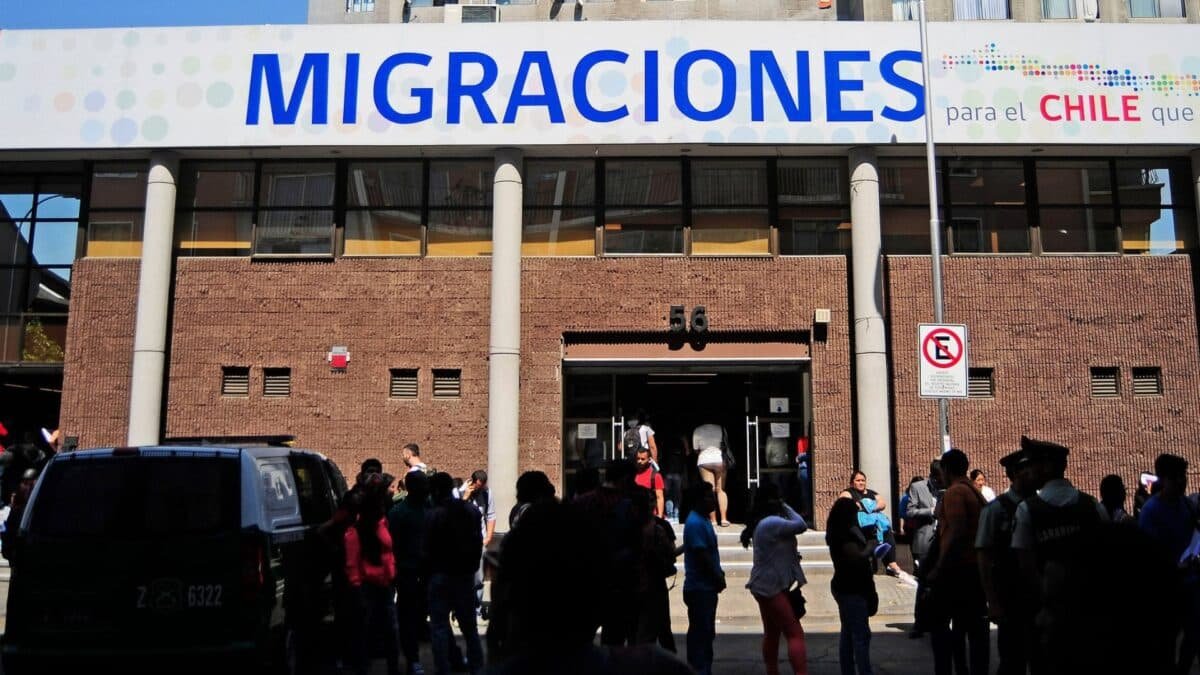 Proponen suspender el ingreso de migrantes de 13 países a Chile: Venezuela está en la lista